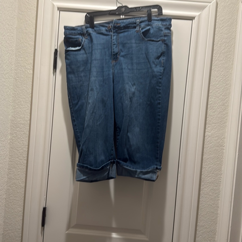 Cuffed Capri Pants